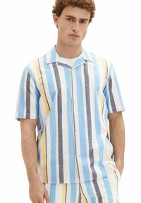 Kurzarmhemd mit Knöpfen, das vertikale Streifen in Blau, Gelb und Grau zeigt. Hergestellt aus einem leichten Stoff mit lockerer Passform.
