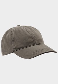 Miękka, oliwkowo-zielona bawełniana czapka z zakrzywionym daszkiem, sześcioma panelami i wyszywanymi detalami. Posiada otwory wentylacyjne na górze dla lepszej oddychalności.