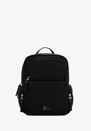 Czarny plecak Suri Frey z przednimi i bocznymi kieszeniami na zamek, górnym uchwytem i srebrnymi suwakami na białym tle.