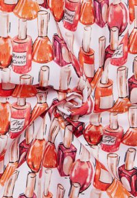 Tessuto colorato con illustrazioni di vari flaconi di smalto per unghie in tonalità di rosa, arancione e viola, con etichette e tappi bianchi.