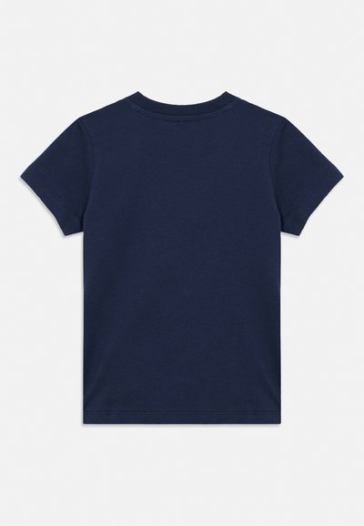 Tricou bleumarin cu mâneci scurte și guler rotund, văzut din spate pe un fundal simplu gri deschis.