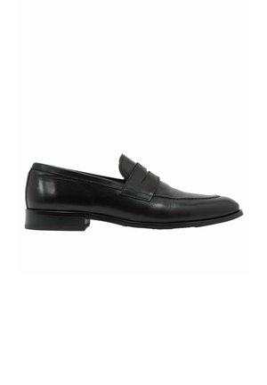 Čierny kožený pánsky slip-on mokasín s nízkym podpätkom a šitím moc toe, zobrazený z ľavého bočného profilu na bielom pozadí.