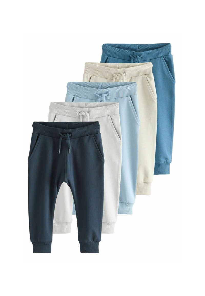 Vijf paren joggingsbroeken in verschillende tinten: marineblauw, lichtgrijs, wit, lichtblauw en teal. Voorzien van elastische taillebanden en zijzakken.