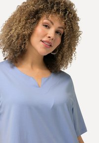 Ulla Popken A-LINIE HALBARM - T-shirt con stampa - classic sky blue