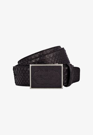 Zwarte geweven riem met een gestructureerd slangenhuidpatroon. Voorzien van een rechthoekige zilverkleurige gesp met reliëfbranding.