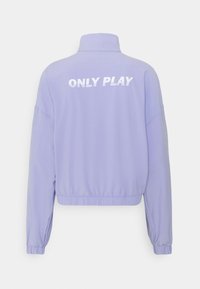 Vaaleanlilainen vetoketjullinen takki korkealla kauluksella, joustava vyötärö ja hihansuut. Takana on valkoisella teksti "ONLY PLAY".