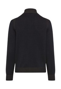 Dunkelblauer, gestrickter Pullover mit hohem Kragen, gerippten Bündchen und Saum, mit dezenten, strukturierten Linien entlang der Schultern.