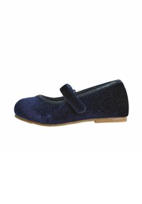 Sandală albastru închis cu vârful rotunjit, textură moale, și o curea cu arici pe instep. Are un toc ușor și o talpă bej.