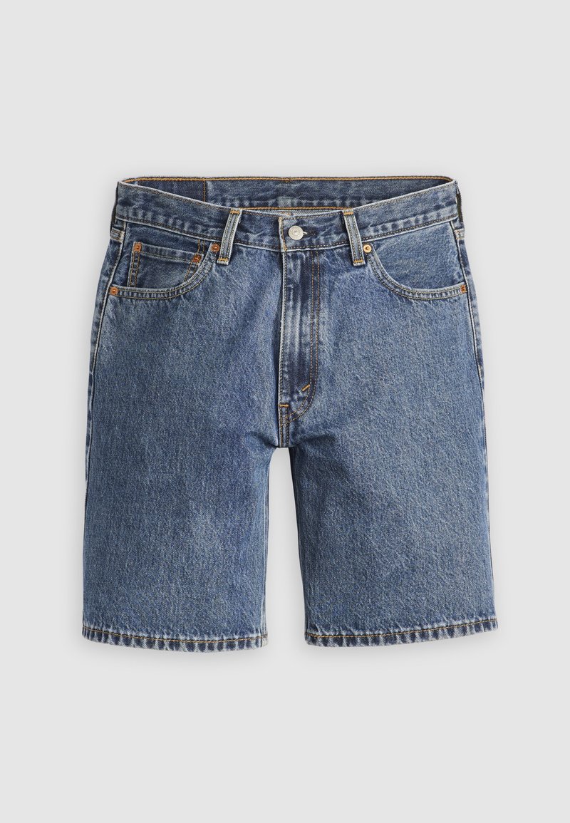 Shorts en denim bleu avec cinq poches, passants pour ceinture, et une fermeture avant par bouton et fermeture éclair, posés à plat sur un fond blanc.