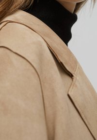 PULL&BEAR Abrigo corto - sand