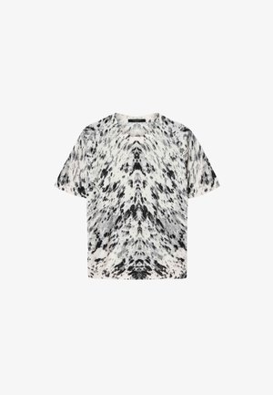 Koszulka z krótkim rękawem z symetrycznym, czarno-szarym abstrakcyjnym wzorem na białym tle, z okrągłym dekoltem, rozłożona na płasko na białym tle.