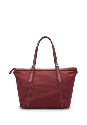 Grande borsa tote color granata con due manici lunghi, chiusura con cerniera e dettagli decorativi in pelle su sfondo bianco.