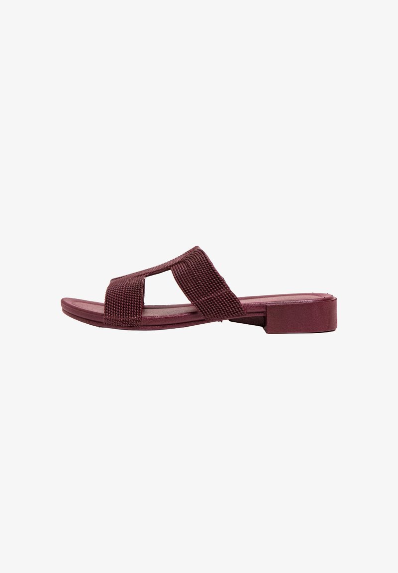 Sandalia burdeos Marantha con correas de tela texturizada, diseño de punta abierta y un bajo tacón tipo bloque. Plantilla ligeramente acolchada. Material duradero.