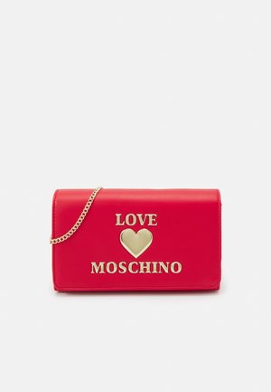 Rød læder clutch med guld kædetræstrap, der har guld "KÆRLIGHED" tekst, hjerte symbol og "MOSCHINO" branding på forsiden flap.