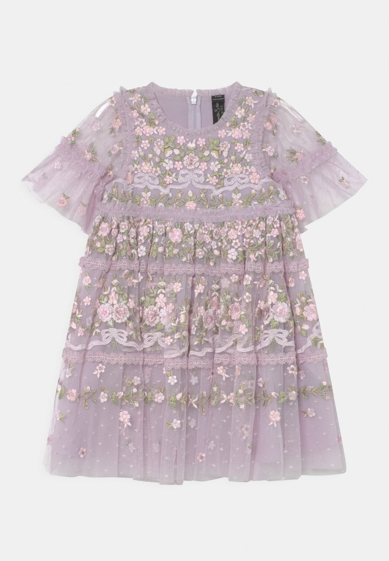 Robe en tulle lilas avec manches courtes volantées, broderies florales, volants superposés et accents en dentelle. Fermeture zippée au dos. Finition texturée.