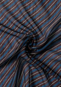 Brunt og blåt stribet stof med tynde hvide linjer, med en tekstureret overflade, der samler sig i en hvirvel.