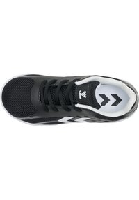 Schwarzer Sport-Schuh mit Obermaterial aus Netzgewebe, weißen Akzenten und einer strukturierten Sohle. Verfügt über eine Schnürung und einen gepolsterten Schaft.