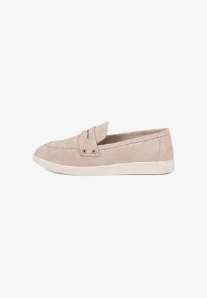 Beige suède loafer met witte rubberen zool, decoratieve band en twee kleine gouden studs aan de zijkant.