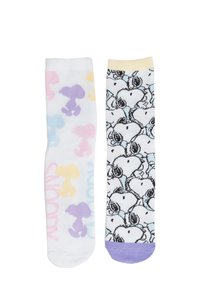 Due paia di calzini: uno bianco con motivi di Snoopy nei toni pastello, l'altro bianco con contorni neri di Snoopy e un polsino viola chiaro.