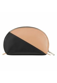 Bolsa con cierre en la parte superior en cuero negro y marrón claro, que presenta un diseño dividido geométrico. Textura suave con un detalle de cremallera plateada.