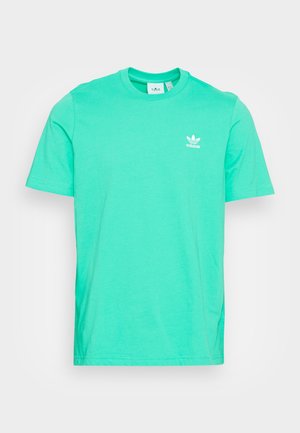 Turkusowa koszulka Adidas z krótkim rękawem i okrągłym dekoltem, z białym logo po lewej stronie klatki piersiowej, na jednolitym tle.