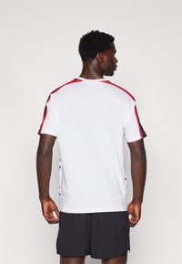 Champion RETRO SPORT CREWNECK SMALL LOGO - Camiseta estampada - white