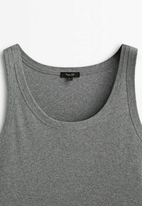 Grå bomulds tanktop med rund halsudskæring, brede skulderstropper og en glat tekstur. Har et mærke på den indvendige hals.