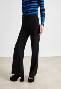 DKNY - PULL ON FLARE PANT - Kalhoty - black Miniatura obrázku 1