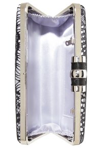 Otevřená černá psaníčko s kovovým stříbrným rámem, exteriér zdobený krajkou a hladké světle fialové saténové podšívky.