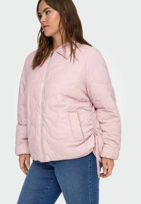 Gepolsterte, hellrosa Jacke mit gestepptem Muster, Reißverschluss und Seitentaschen. Verfügt über einen Kragen und verstellbare Kordelzüge am Saum.