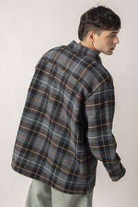 Cămașă cu carouri în nuanțe de bleumarin, gri și portocaliu. Guler cu nasturi, mâneci lungi, croială lejeră, hem asimetric, material texturat.