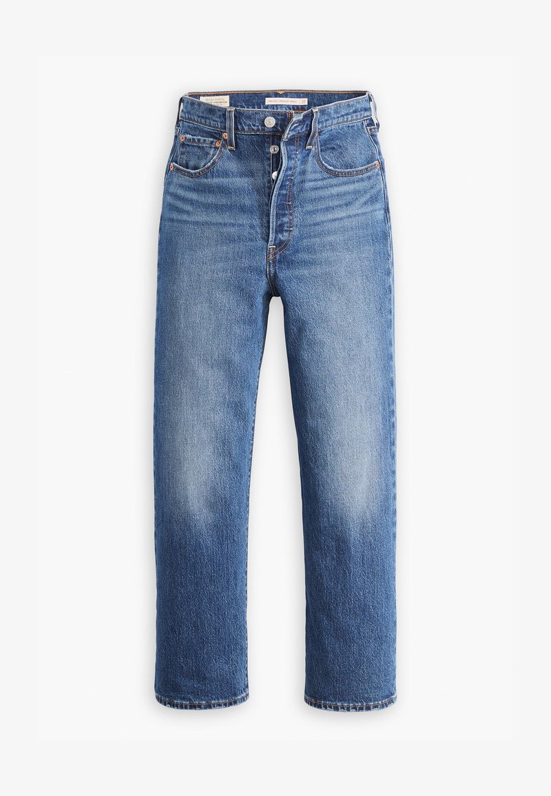 Jean en denim bleu avec une taille haute, une coupe droite et des zones décolorées. Comprend des poches avant et des accessoires métalliques.