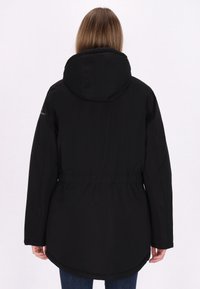 Zwarte parka met capuchon, getailleerde taille, lange mouwen en een afgeronde zoom. Gemaakt van lichtgewicht stof met een gladde textuur.