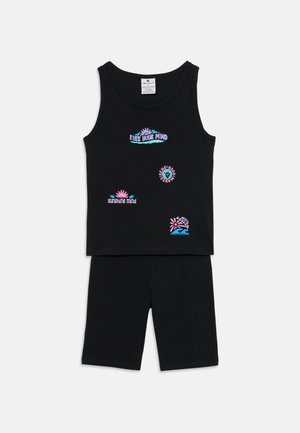 Set di top in cotone nero e pantaloni corti con stampe grafiche colorate, tra cui "LIBERA LA TUA MENTE" e disegni di onde. Tessuto morbido, vestibilità comoda.