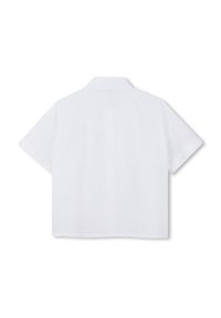 Camisa blanca de manga corta con cuello abotonado y mangas dobladas. Tejido suave y ligero con un diseño liso en la parte trasera.