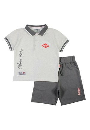 Ensemble pour enfants composé d'un polo gris clair à col, boutons et texte, associé à un short élastique gris foncé.