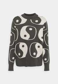 Pull en maille gris foncé avec un motif yin-yang crème, col rond et manches longues. Texture douce avec poignets côtelés.