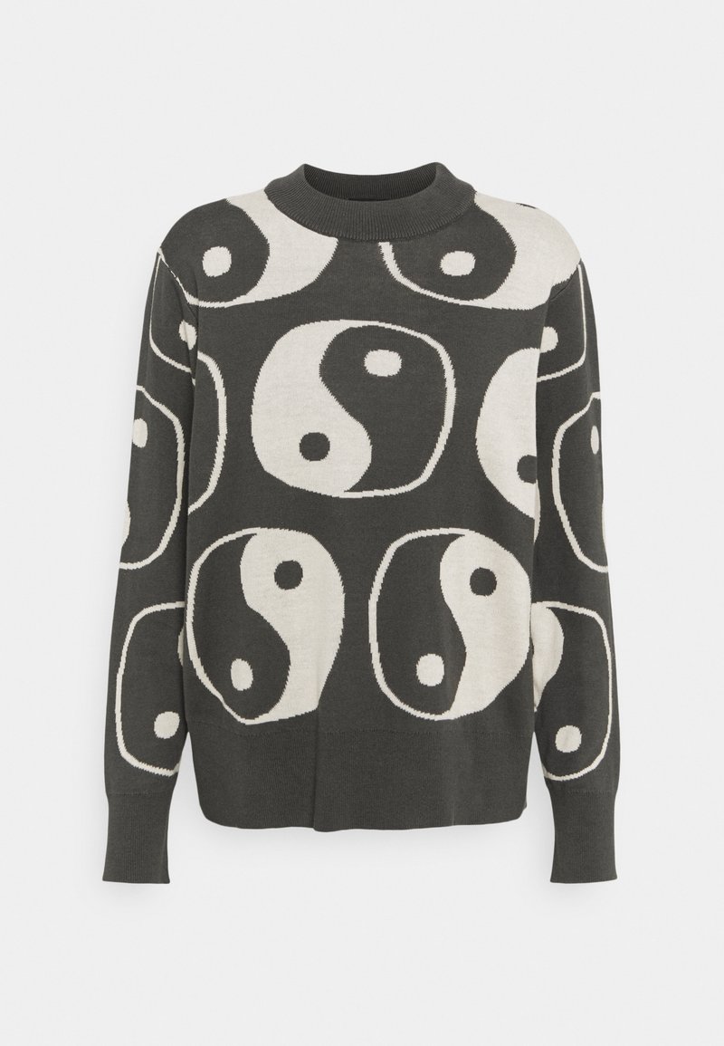 Pull en maille gris foncé avec un motif yin-yang crème, col rond et manches longues. Texture douce avec poignets côtelés.