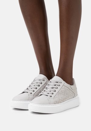 Zapatillas de cuero gris con laterales texturizados, puntera redonda, suelas de goma blancas y cordones planos. Presentan un patrón geométrico en el material.