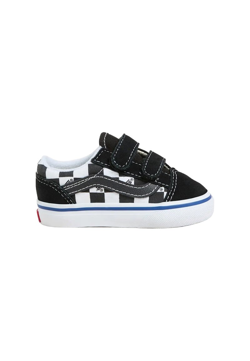 Zapatillas de lona de bajo corte en blanco y negro a rayas con dos correas de velcro, parte superior de tela, suela de goma y media suela blanca con un acento azul.