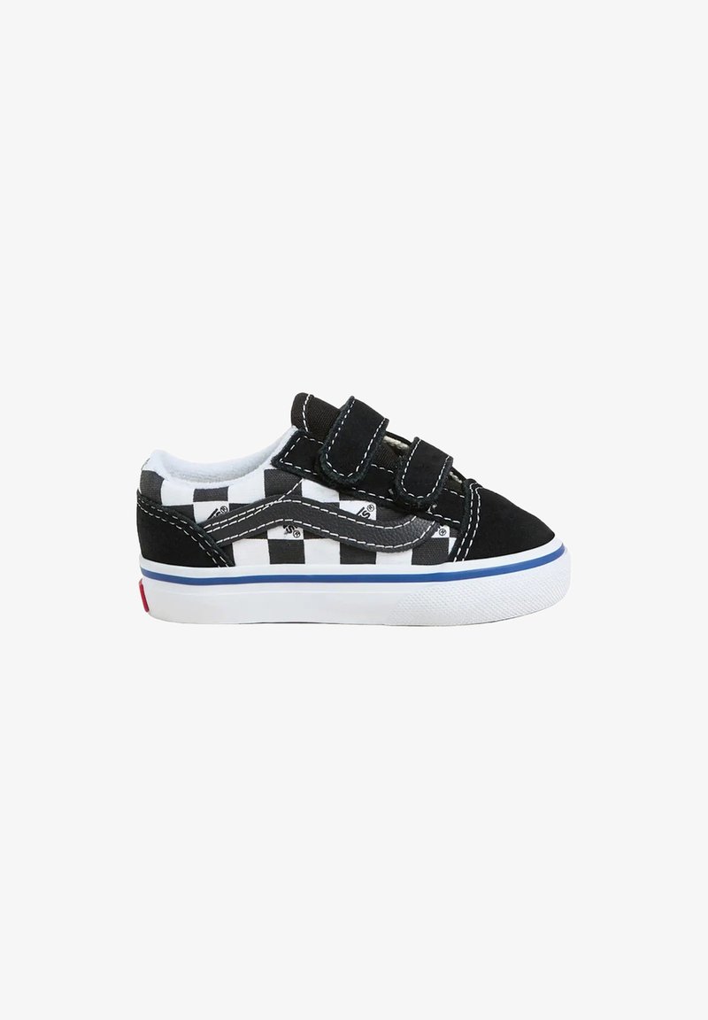 Zapatillas de lona de bajo corte en blanco y negro a rayas con dos correas de velcro, parte superior de tela, suela de goma y media suela blanca con un acento azul.