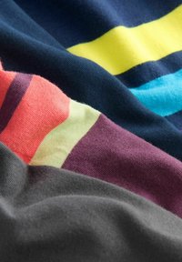 Meerkleurige gestreepte stof met banden in marineblauw, geel, blauw, koraal en grijs. Zachte textuur met variërende streepbreedtes.