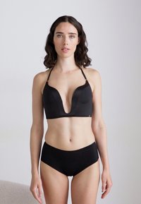 Svart bikini-set med en djup V-ringning halter-top med tunna band och högmidjade bottoms. Slät textur, minimalistic design.