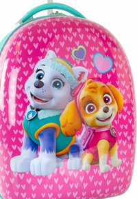 Lo zaino per bambini presenta uno sfondo rosa con un motivo a cuori e personaggi dei cartoni animati: un cane bianco in un vestito turchese e un cane marrone in rosa.