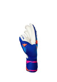 Blauer und weißer Torwarthandschuh mit orangefarbenen und pinken Akzenten, Finger leicht gebogen, isoliert vor weißem Hintergrund.