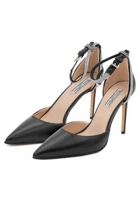 Tacchi a spillo in pelle nera con punta affilata, cinturino alla caviglia adornato di strass e lati aperti. L'interno presenta una suola beige.