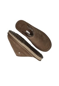 Bruine suède sloffen met een zachte binnenvoering, instapontwerp en gestructureerde rubberen zool. Bevat een klein logo aan de zijkant.