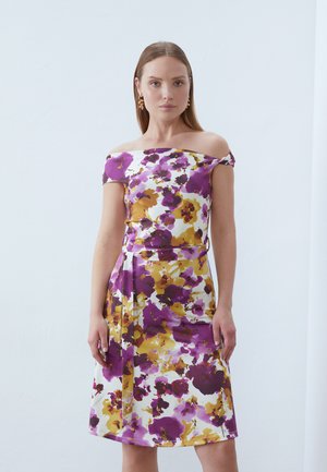 Schulterfreies Blumenkleid mit lila und gelben Aquarellmustern auf weißem Grund, knielang, mit tailliertem Oberteil und ausgestellt Rock.