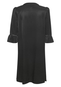 Svart klänning av texturerad tyg med ett subtilt mönster. Har trekvartslånga ärmar med en volangkant och en rund halsringning.