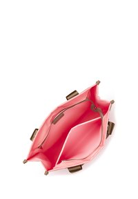 Borsa tote sintetica rosa con due scomparti, dotata di manici e cerniere marroni. Interno liscio senza motivi o accenti visibili.